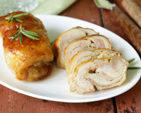 Rôti de dinde roulé en cocotte à l'ail et au romarin