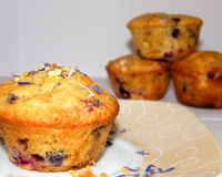 Encore une recette de muffins, vraiment gourmande celle ci ! aux fruits rouges et pépites de chocolat blanc avec encore la surprise de croquer dans un carré de chocolat…