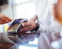 Fini l'addition à table : voici pourquoi les restaurants vous font payer de plus en plus au comptoir