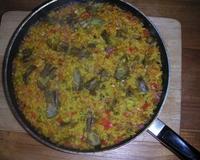 Excellent plat typique espagnol à base de riz rond safrané, cuit en une poele large et plate, avec de la morue emicée et legumes.Attention ! En Espagne les plats à base…