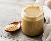 Ni beurre, ni crème : voici l’ingrédient miracle pour des purées ultra-crémeuses, des marinades parfaites et des desserts bluffants