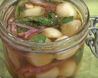 Ail au vinaigre: une idée originale à présenter au moment de l'apéritif. Dégustez l'ail comme vous ne l'avez jamais goûté... Une petite ressemblance aux olives marinées,…