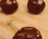 Une gourmande ganache Carambars entre deux coques de macarons, recouvert de chocolat au lait...