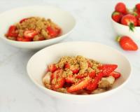 “Belle et délicieuse recette” : noté  4.8/5 par nos lecteurs, ce crumble fraises et rhubarbe est un dessert de saison parfait !