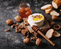 Voici comment customiser la bûche de chèvre pour un apéro qui bluffe tout le monde !