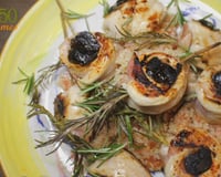 Brochette de dinde au romarin, lard et pruneaux