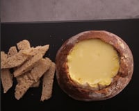 Fondue de camembert dans un pain