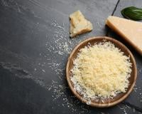 Voici comment faire du parmesan râpé très facilement avec un mixeur !