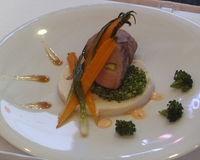 Filet mignon de porc au miel et romarin, purée de chou fleur, semoule de brocoli, Légumes glacés et émulsion de poivron rouge