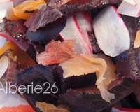 Une salade simple et colorée, déclinant le rose sous toutes ses saveurs.