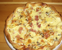 Tarte salée au roquefort, pommes de terre et jambon de pays.