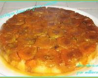 Gâteau renversé façon tatin avec des abricots pris entre une couche de caramel et une couche de pâte.