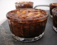 Un délicieux clafoutis qui associe l'intensité du chocolat à la douceur de la poire. Un dessert parfait pour les gourmands et les gourmets. Pour les enfants.