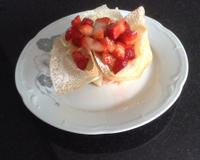 La corolle est réalisée avec des feuilles de pâte filo. La garniture est composée d'une crème patissière citronnée et quelques fraises. Dessert aérien et croquant.