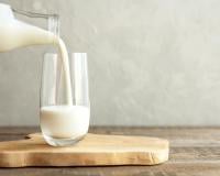 Comment savoir si le lait a tourné ? Une nutritionniste livre ses conseils !