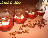 Rouges verrines rhubarbe-fraise, et miettes de fruits secs