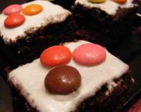 Des petits fours au chocolat, recouverts de Smarties pour le plus grand bonheur des enfants... ou des grands enfants que nous sommes tous restés ;)