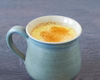 C'est LA nouvelle boisson tendance et healthy de l'année... Le Golden latte ou encore le lait d'or est une boisson au curcuma et au lait de coco, réconfortante…