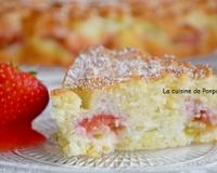 Un gâteau hyper moelleux et léger avec ce goût incomparable de fraise et de rhubarbe !