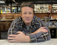 Jamie Oliver dévoile son astuce géniale pour transformer une simple soupe en un plat savoureux et croustillant