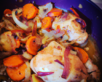 Chapon au chou rouge, oignon et carottes, cuit au four