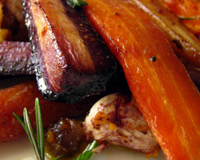 Des légumes délicieusement rôtis avec des herbes fraîches et de l'huile d'olive.