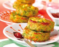 Des croquettes fondantes au poulet, carottes, petits pois, maïs, emmental à servir avec du Ketchup. Une recette pleine de saveurs et de couleurs qui plaira…