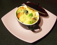 Une cocotte crouti moelleuse avec du saumon, du dos de cabillaud, du romanesco, du chou-fleur et du brocolis, le tout accompagné d'une petite sauce au Riesling.