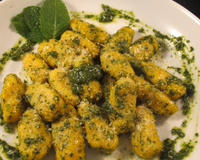 Gnocchis au potimarron et pesto menthe et coriandre