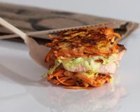 Paillassons de patate douce façon burger, garni de saumon à la cardamome, frisée et mayonnaise oignon/estragon.