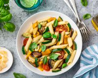 Salade de pâtes aux légumes rôtis et basilic