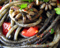 Spaghettis à l'encre de seiche, seiches et épices