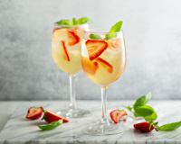 “On peut s’amuser sans alcool” : Laurent Mariotte partage une recette de sangria blanche rafraichissante imaginée par une mixologue