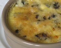 Cette crème brûlée est fondante à souhait et délicieuse. Le goût subtil du Roquefort Papillon est contrebalancé avec le sucre caramélisé.