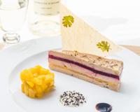 Une terrine de foie gras originale mêlant mangue et betterave, accompagnée d'un chutney de mangue au Floc de Gascogne.A servir avec un verre de Floc de Gascogne blanc…