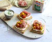 Tartines de tomates cerise confites, feta et jambon de Serrano