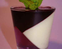 Petites verrines à la violette, chocolat ivoire et coulis de myrtilles