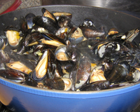 Faire revenir les oignons, ajouter le vin blanc. faire ouvrir les moules et ajouter le gingembre et la citronnelle