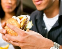 “Il ne faut surtout pas faire ça” : ce geste absolument éviter après un repas très calorique, selon ce médecin