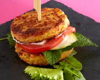 Un burger à base de galettes façon tortilla à la place du pain. Une recette réalisée à 8 mains lors de l'atelier bloggeurs Amora.
