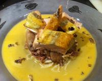 La chair de la pintade préparée de deux façons est très moelleuse et très tendre. Le goût de sarrasin des nouilles soda se marie très bien avec les champignons. Sauce…