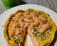 Tourte au saumon et échalotes avec sauce au safran