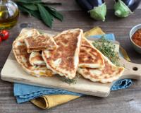 Des crêpes turques, comme des chaussons, qui se cuisent à la poêle. Farcies au riste d'aubergines elles font une entrée savoureuse idéale…