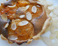Tartelette aux abricots, thym et amandes