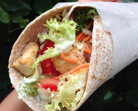 Wrap aux crudités, poulet au citron et tzatziki