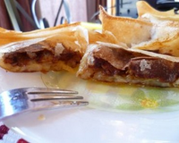 Dessert gourmand avec banane et chocolat.