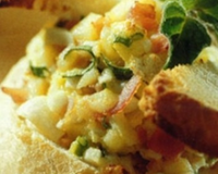 Petits pains garnis de jambon, seré et gruyère à servir en entrée...