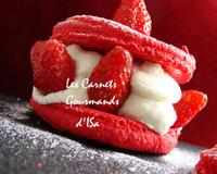 Un macarons en version XXL fourré d'une mousse ivoire au yuzu et aux fraises gariguettes