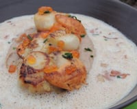 Saint jacques rôties, fine purée de châtaignes et bouillon de châtaignes au foie gras