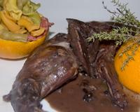 Du lapin, du vin rouge et plein d'épices.